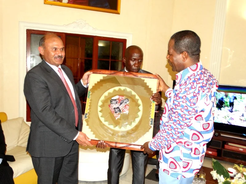 Défense Nationale : le Général de Corps d’Armée, Maqssod Ahmed, hôte du couple Otounga Ossibadjouo