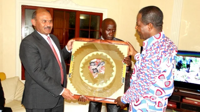 Défense Nationale : le Général de Corps d’Armée, Maqssod Ahmed, hôte du couple Otounga Ossibadjouo