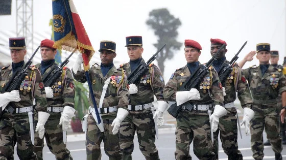 Les militaires français restent à Dakar et Libreville