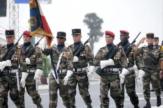 Les militaires français restent à Dakar et Libreville
